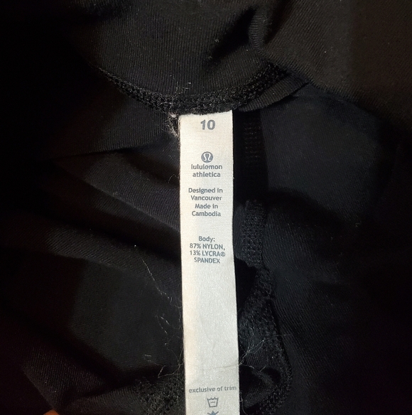 Lululemon cropped pants. Black. Ruched detail. Open at lower back. 18". Size 10. - Picture 3 of 12